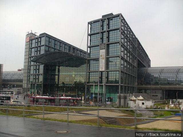 Центральный вокзал Берлина — самый крупный и современный железнодорожный вокзал Европы Берлин, Германия