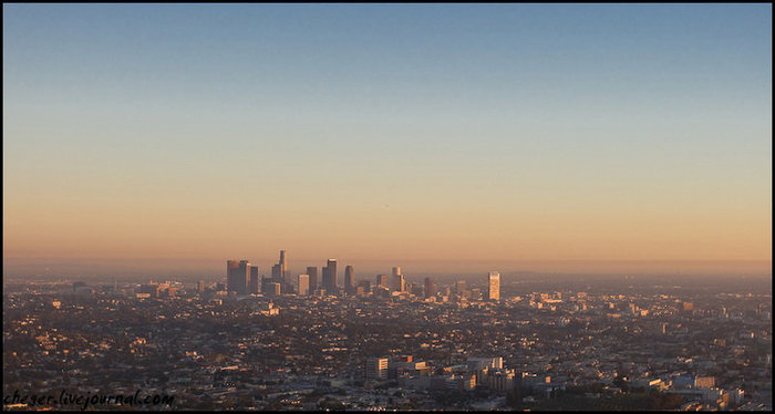 Вид на Лос Анжелес и горы, на которой располагается обсерватория Лос-Анжелес, CША