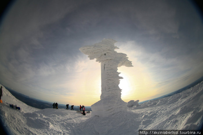 Крест на вершине горы Мустаг Кемеровская область, Россия