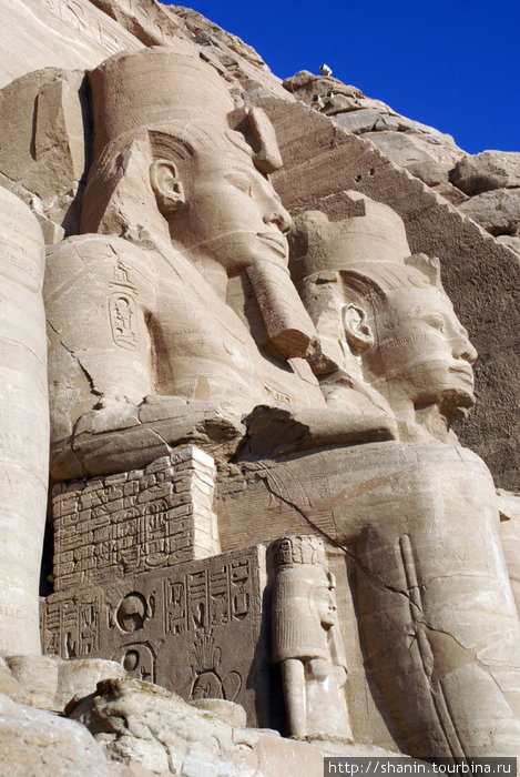 Фараоны — вид сбоку Абу-Симбел, Египет