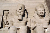 Фараоны на фасаде храма