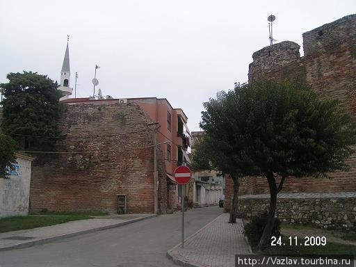 Дома вросли в стену Дуррес, Албания Дома вросли в стену Дуррес, Албания