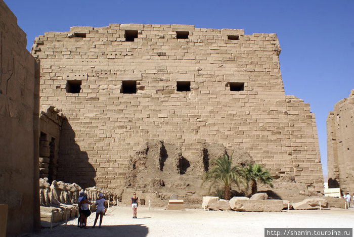 Торжественный вход на территорию храмового комплекса — вид уже изнутри Луксор, Египет