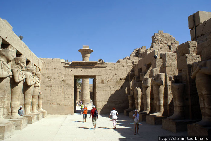 Во внутреннем дворике одного из маленьких Карнакских храмов Луксор, Египет
