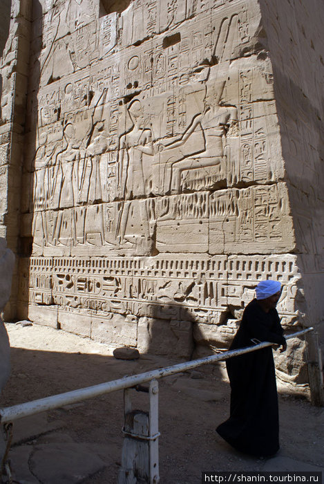 Охранник у шлагбаума. Клянчит деньги за проход к статуе фараонши Хатшипсут. Но можно обойти его слева или справа — бесплатно! Луксор, Египет