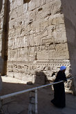 Охранник у шлагбаума. Клянчит деньги за проход к статуе фараонши Хатшипсут. Но можно обойти его слева или справа — бесплатно!