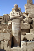 Статуя со скрещенными руками