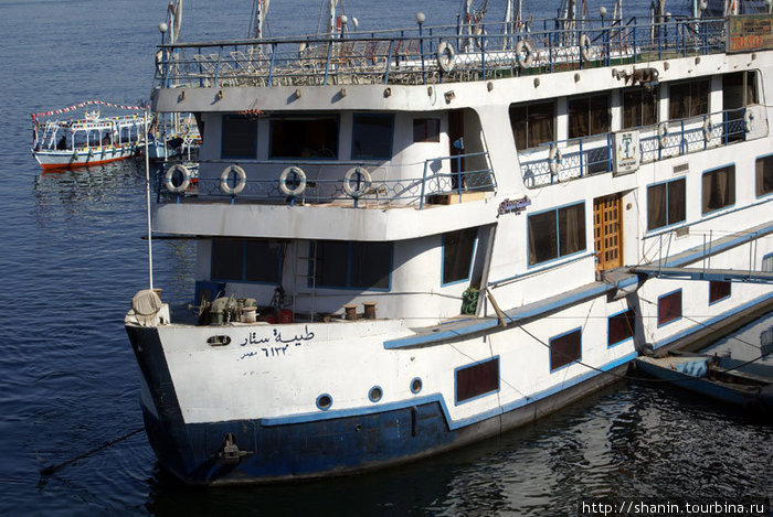 Круизное судно на приколе Луксор, Египет