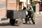Уличные уборщики за работой. За чистотой в Луксоре следят больше, чем в других египетских городах. Все же положение туристической столицы обязывает!
