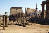 Полная каша — и колонны, и обелиск, и статуи фараонов и ... мечеть
