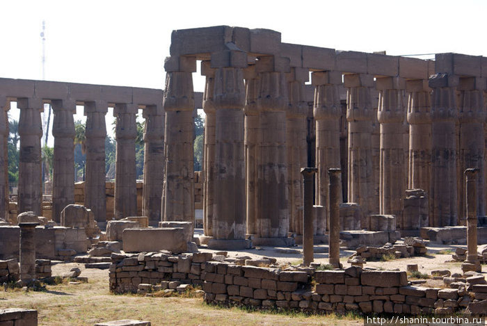Ряды колонн прекрасно сохранились Луксор, Египет