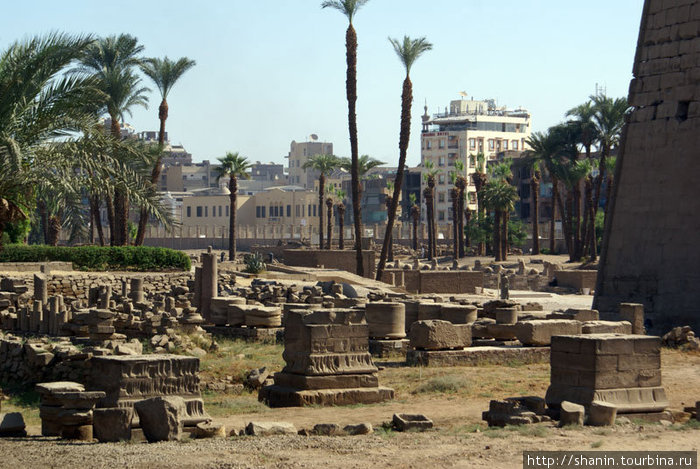 Руины возле храма Луксор, Египет