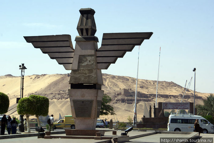 Памятник на набережной в Асуане Провинция Асуан, Египет