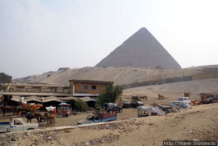 У входа на пирамиды Гиза, Египет