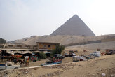 У входа на пирамиды