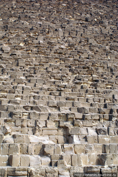Пирамида Хеопса выложена из какмней Гиза, Египет