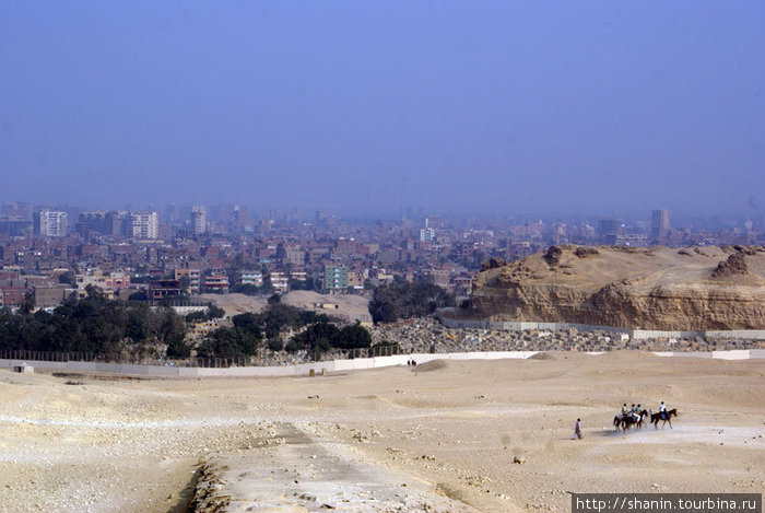 Вид на Каир с пирамид Гиза, Египет