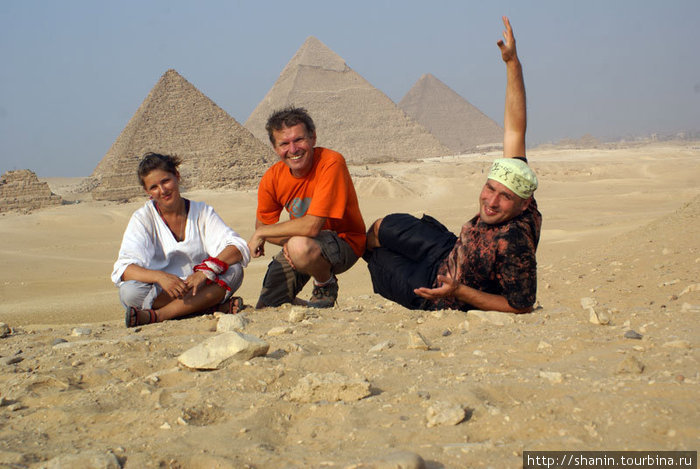 Кругосветчики Мир без виз возле пирамид Гиза, Египет