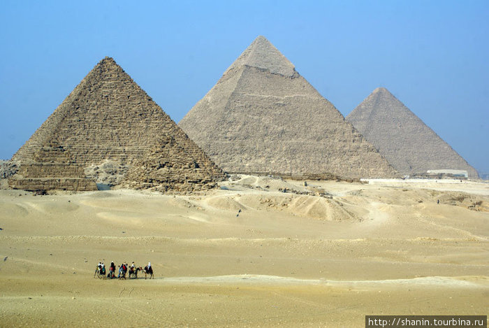 Пирамиды в пустыне возле Гизы