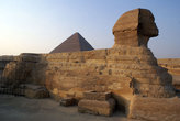 Сфинкс на фоне пирамиды Хопса