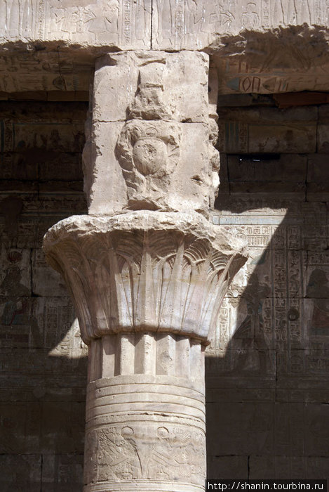 Фрагмент колонны — все вырезано из цельного куска камня Эдфу, Египет