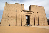 Парадный портал — реально величественное сооружение — не хуже Карнакского храма!