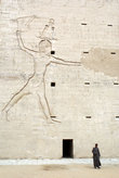 Фигура фараона Рамзеса II, который держит в руке за волосы своих побежденных врагов.
