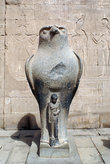 Фигура древнеегипетского бога Гора (в образе хищной птицы) перед входом в храм.