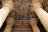 Колонны и потолок в храме Гора
