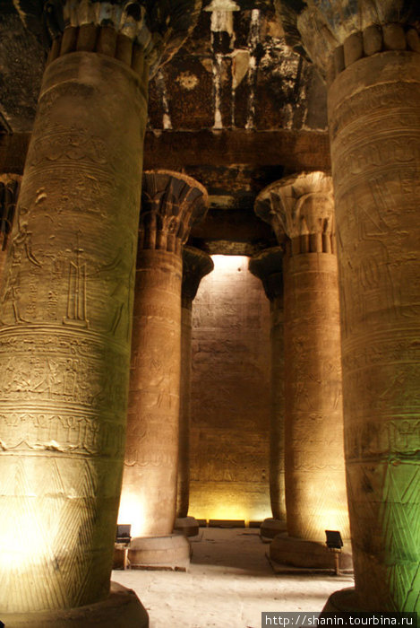 Колонны в храме Гора Эдфу, Египет