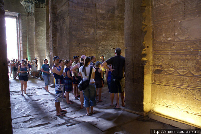 Туристы в храме Гора Эдфу, Египет