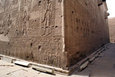 Угол храма Гора. Все стены — как внешние, так и внутренние с самого низа до самого верха расписаны иероглифами. В них описываются проходившие в храме церемонии.