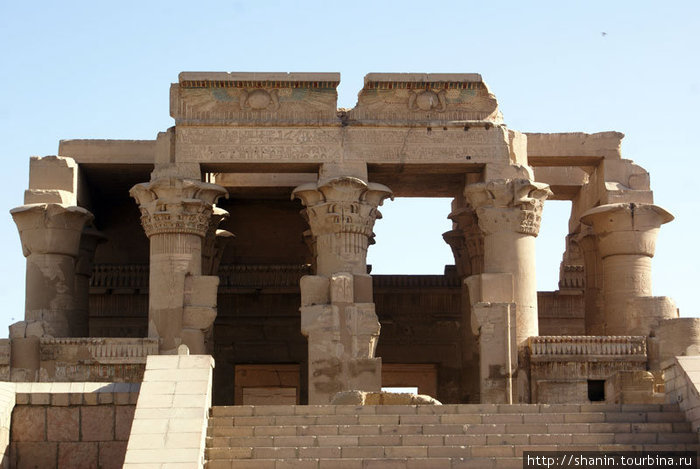 Главный вход — храм стоит лицом к Нилу Ком-Омбо, Египет