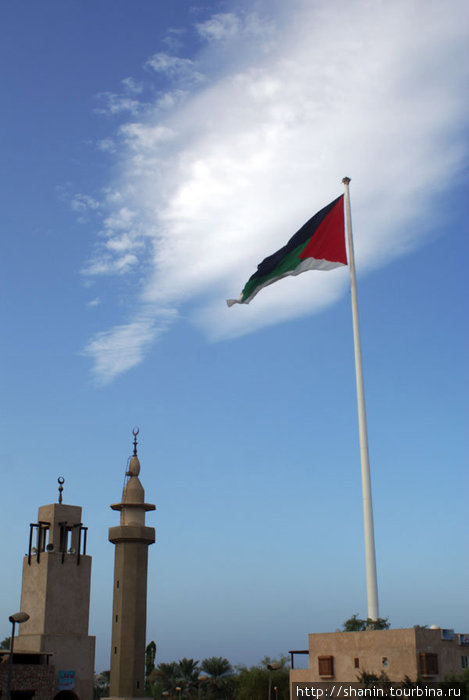 Гигантский иорданский флаг в Акабе — чтобы было видно из соседнего израильского города -Эйлата Акаба, Иордания