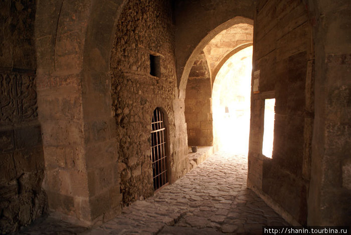Вход в форт через оборонительную башню Акаба, Иордания