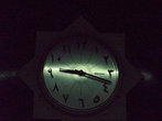Часы на Вокзале в Каире, в тени. Они скорее элемент декора, все равно ни один поезд во время не отправится!