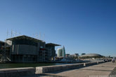 Здание океанариума — слева