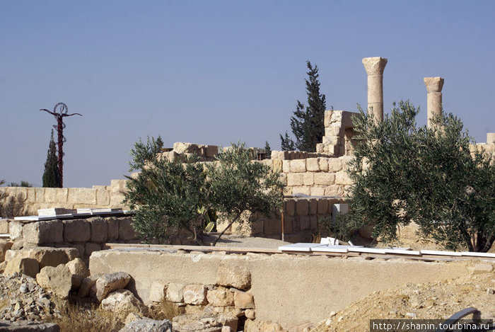 Крест и руины церкви Гора Нево́ (710м), Иордания