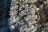 Кристаллы соли на берегу Мертвого моря