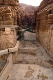 В каньоне Вади Муджеб у его выхода к Мертвому морю