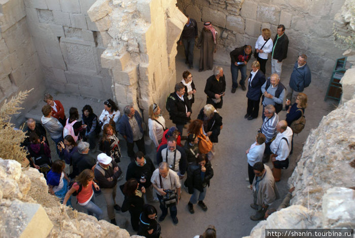 Туристы у входа в подземелья замка Эль-Карак Эль-Карак, Иордания