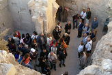 Туристы у входа в подземелья замка Эль-Карак