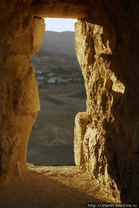Вид через бойницу Эль-Карак, Иордания