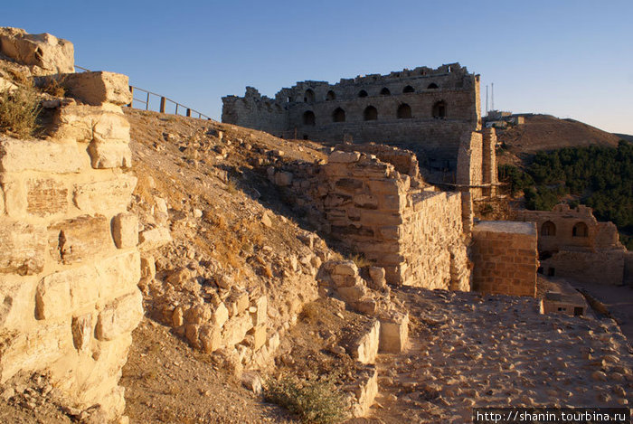 Замок Эль-Карак на закате Эль-Карак, Иордания