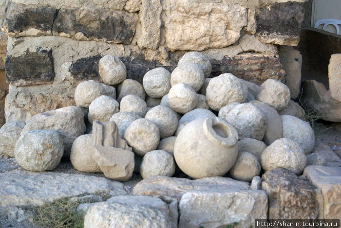 Каменные пушечные ядра свалены в замке у входа Эль-Карак, Иордания