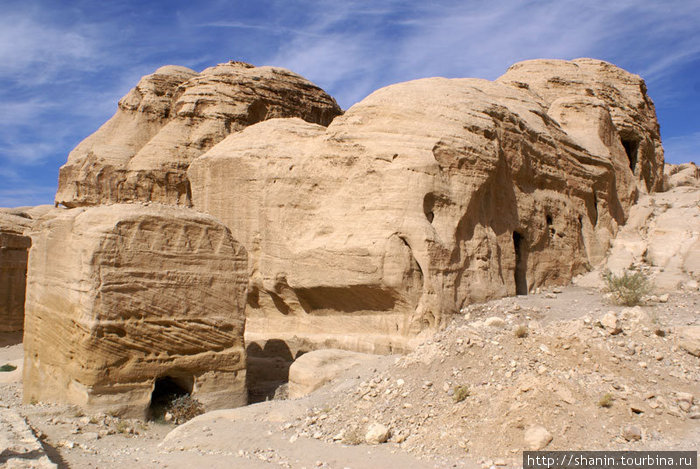 Гробницы вырезаны  песчанике Петра, Иордания
