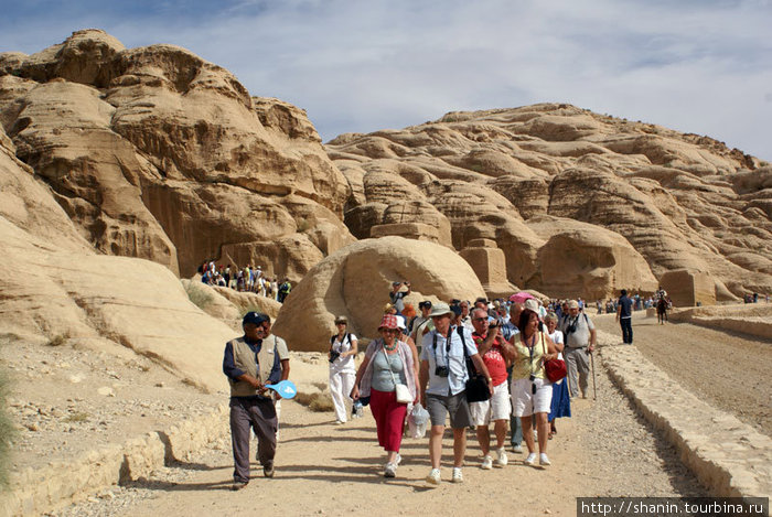 Туристы во главе с гидом Петра, Иордания