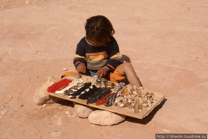 Бедуинка торгует сувенирами Петра, Иордания