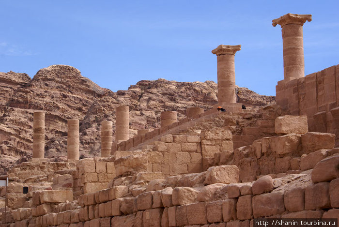 Колонны римского храма Петра, Иордания