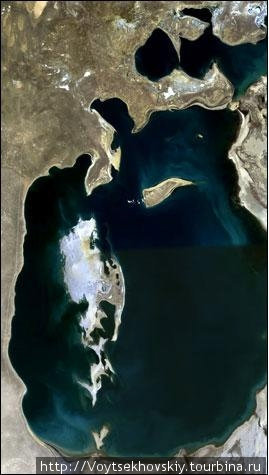 Это спутниковый снимок Аральского моря 1989 года. 
Море уже начало мелеть... Нукус, Узбекистан